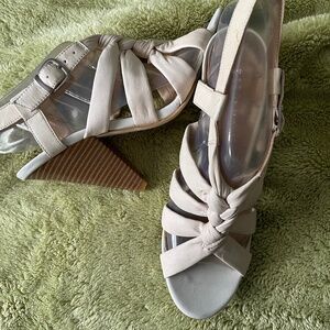 Beautiful, neutral, tan heel-